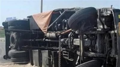 مصرع أب وإصابة أبنائه الثلاثة في حادث مأساوي بطريق 