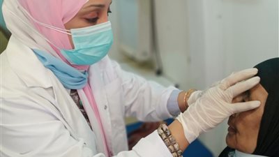 الكشف على 603 مواطنين بقافلة طبية مجانية بقرية الأشراف في قنا