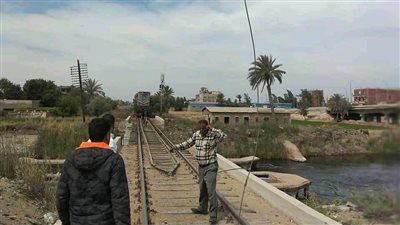 قائد قطار يُنقذ الركاب بعد سقوط كابل كهرباء فوق القضبان بالشرقية (صور)