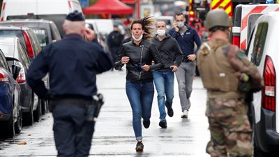 تونسي يعمل دليفري.. كشف هوية منفذ عملية طعن الشرطية بـ فرنسا