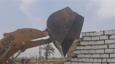 إزالة 5 حالات تعدٍ بالبناء على الأراضي الزراعية بمركز سمالوط في المنيا