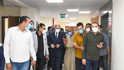 محافظ قنا يعنف وكيل الصحة هاتفيا: مدير حميات فرشوط مبيشتغلش ومعدلات تنفيذ التجديدات بطيئة (فيديو)