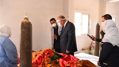 محافظ قنا يداعب سيدة مصابة بكورونا: 