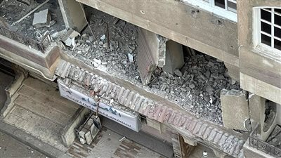 سوريون يهدمون أجزاءً من عمارة مجاورة لعقار جسر السويس المنهار (فيديو)