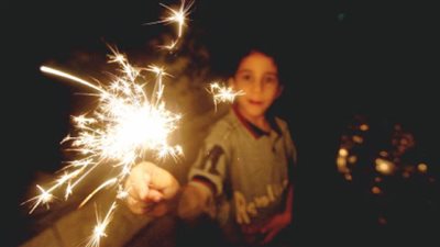 الأمن يكشف تفاصيل تعدي شابين على طالب بالألعاب النارية في وجهه بأوسيم