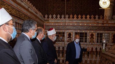 علي جمعة ووزير الأوقاف يخالفان التعليمات بدخول مقام الشافعي بالأحذية (صور) 