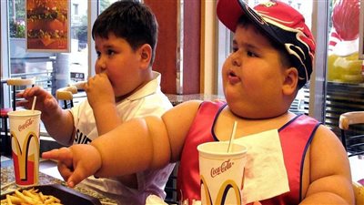 طرق لحماية الأطفال من خطورة الإصابة بالسمنة  