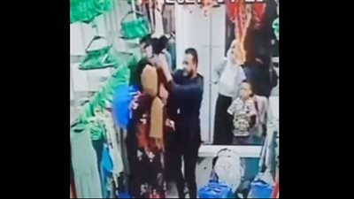 مشاجرة بين زوجة سعد الصغير وفتاة بأحد محلات الملابس (فيديو)