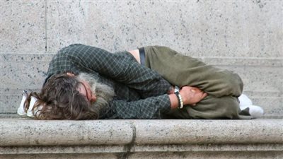 هل يجوز التصدق على المتسولين في الشارع؟.. أمين الفتوى يجيب 