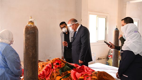 محافظ قنا يداعب مريضة