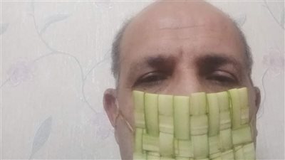 في زمن كورونا.. أقباط سوهاج يصممون كمامات من السعف (صور)