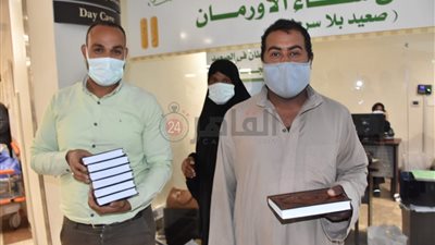 شباب يهدون مرضى سرطان الأقصر 100 نسخة من القرآن الكريم (صور)