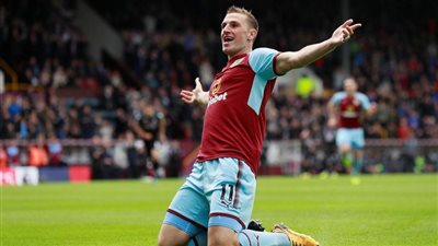 بيرنلي يهرب من صراع الهبوط بعد التفوق على وولفرهامبتون برباعية