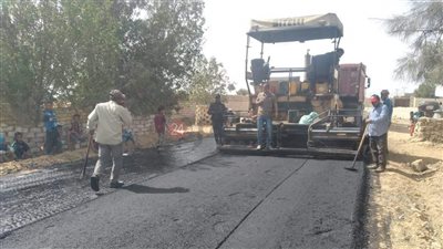 بدء رصف الطرق الرئيسية بقرية 