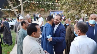 بدون إجراءات احترازية ضد فيروس كورونا.. برلماني بالمنوفية يقيم إفطارًا جماعيًا لمسؤولين