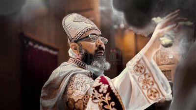 القساوسة والشمامسة يقيمون قداس 