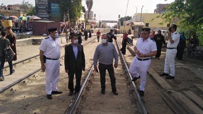 إزالة الباعة الجائلين أعلى قضبان السكة الحديد بشبين القناطر (صور) 