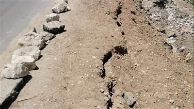 هبوط أرضي مفاجئ بطريق قرية الوفائية في البحيرة (صور)