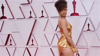 أندرا داى بإطلالة جريئة على السجادة الحمراء لحفل جوائز الأوسكار