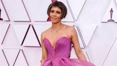 هالي بيري تخطف الأنظار بفستان وردي على السجادة الحمراء لحفل جوائز الأوسكار
