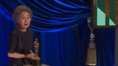 بعد تكريمها.. يون جونج تغازل براد بيت: أخيرا شاهدتك فرصة سعيدة