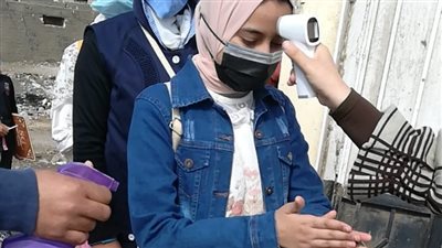 كحول وكمامة وفحص حراري.. إجراءات صارمة في امتحانات نهاية العام بالشرقية (صور)