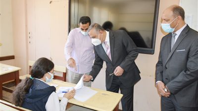 محافظ سوهاج يتفقد بدء امتحانات الصفين الأول والثاني الثانوي ويطمئن على الالتزام بالإجراءات الوقائية