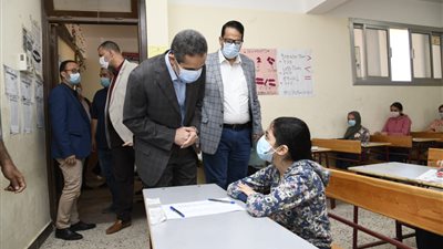 محافظ الغربية يتابع سير امتحانات نهاية العام الدراسي بمدارس طنطا (صور)