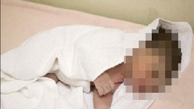 تقتل طفلها انتقامًا من زوجها في بولاق.. والأخير يحمل الجثة إلى قسم الشرطة