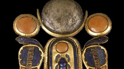 مصدر بالآثار يكشف مصير نقل المشبك الذهبي لتوت عنخ آمون من متحف التحرير إلى 