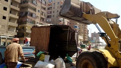 رفع 340 طن قمامة بشوارع حى غرب شبرا الخيمة