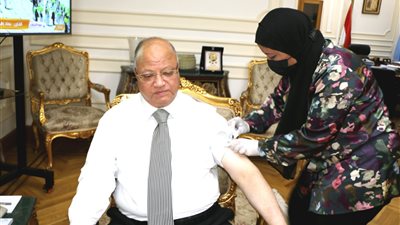محافظ القاهرة يتلقى اللقاح المضاد لفيروس كورونا (صور)