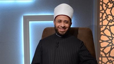 أذنَ لفتاة بذكر لفظ العزيز 658 مرة.. القصة الكاملة لأزمة الشيخ أسامة الأزهري بسبب تعليق (صور)  
