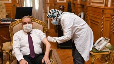 وزير الدولة للإنتاج الحربي يتلقى لقاح كورونا