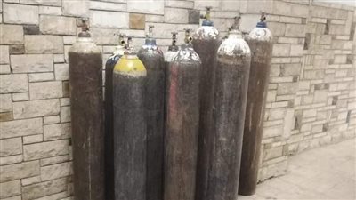بعد بيع أسطوانات أكسجين مجهولة المصدر لمصابي كورونا.. محافظ الفيوم: اتخذنا إجراء قانونيًّا حيال المخالف (صور)