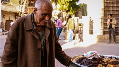 علي چون أقدم بائع عرقسوس في الحطابة (فيديو)