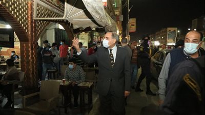 محافظ كفر الشيخ يقود حملة لتطبيق الإجراءات الاحترازية ويغلق 9 محال ومقاهي