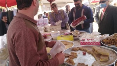 غلق 36 منشأة وإعدام طِنَّيْ أغذية غير صالحة للاستهلاك بالشرقية (صور)