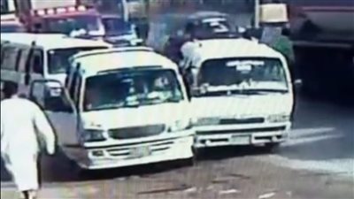 سائق ميكروباص يدهس زميله بسبب 