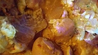 ضبط لحوم ودواجن فاسدة داخل مطعم بالفيوم (صور)