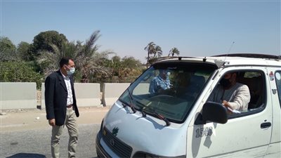 بسبب الكمامة.. تحرير 8 محاضر لركاب داخل سيارات بالمنيا