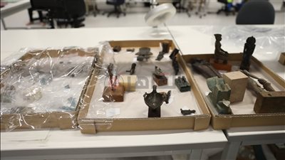 الآثار تبدأ ترميم مجموعة من القطع المعدنية لعرضها في المتحف المصري الكبير (خاص)