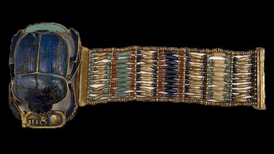 قبل عرضه رسميًا.. ننشر صورة سوار توت عنخ آمون بالمتحف المصري الكبير