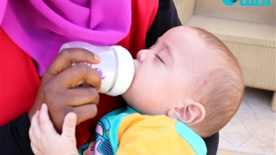 ألقي في الشارع بعد دقائق من ولادته.. قصة رضيع أنقذته العناية الإلهية بعد جحود والديه