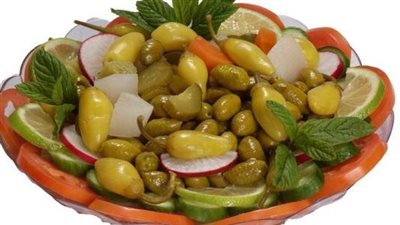 رغم التحذيرات العديدة منه.. فوائد صحية لتناول المخللات