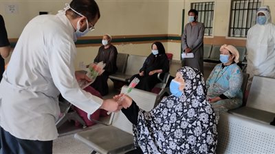 مستشفى عزل قفط يودع 12 حالة بالورود احتفالًا بتعافيهم من كورونا