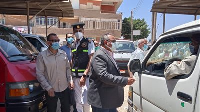 تعقيم وغرامات.. مراكز المنيا تواجه كورونا داخل مواقف السيارات ووسائل المواصلات