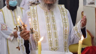 الأنبا يواقيم يترأس قداس خميس العهد بكنيسة مارجرجس بأرمنت الحيط (صور)