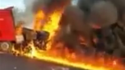 احتراق سيارة نقل على الطريق الساحلي الدولي بجمصة.. وقائدها يستغيث (فيديو)