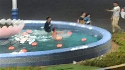 صورة لأطفال يسبحون في نافورة ببورسعيد تثير السخرية.. ورئيس الحي: تصرف غير مسئول